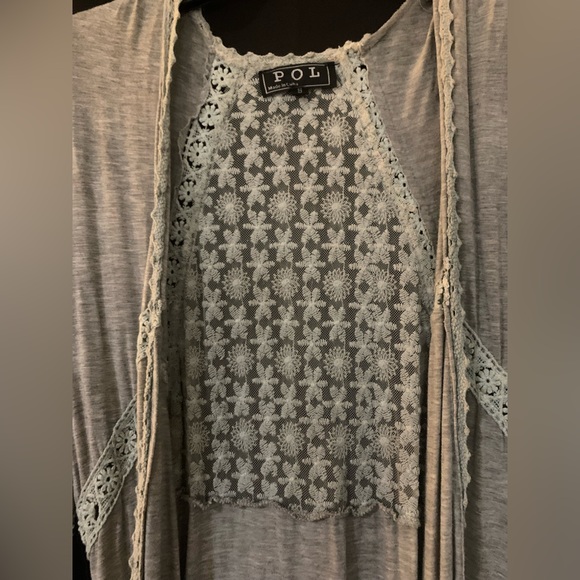 POL crocheted quarter length shawl. - Picture 2 of 9